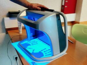 UV Gerät für die Hände mit blauem UV Licht