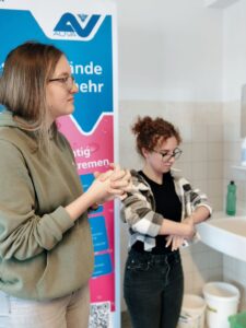 Schülerinnen beim gründlichen eincremen der Hände für den Test mit dem UV Gerät