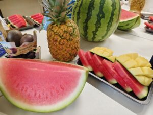 Passionsfrucht, Ananas im Ganzen, Wassermelone und Mango geschnitten