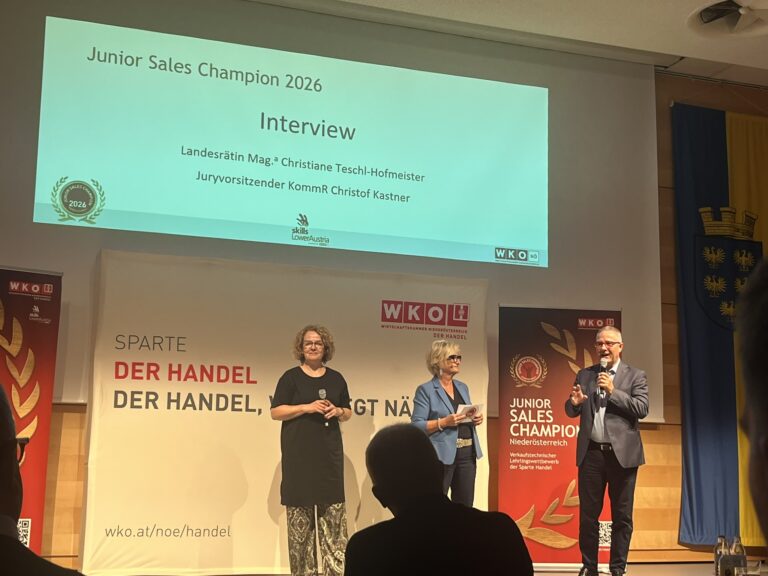 Moderatorin des Events mit Landesrätin Mag.a Christiane Teschl-Hofmeister und Juryvorsitzenden Kommerzialrat Christof Kastner im Interview auf der Bühne, dahinter eine Beamerprojektion an der Wand mit deren Namen