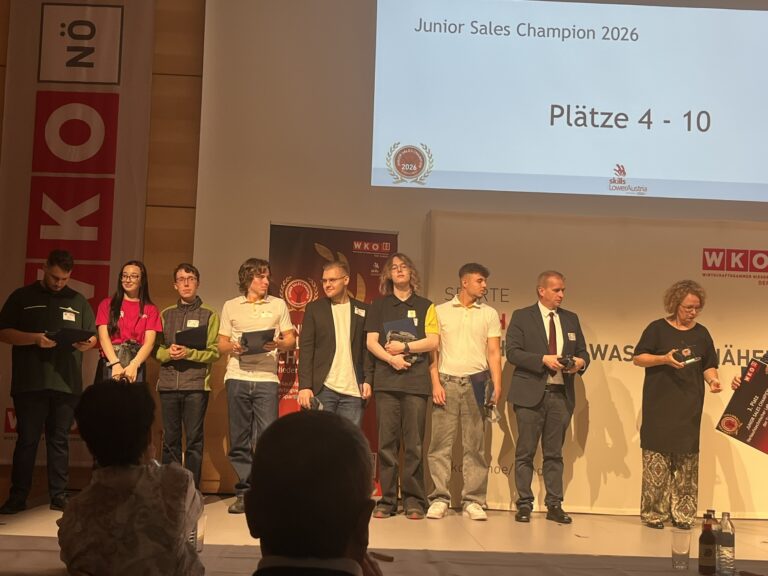 Siegerehrung auf der Bühne mit Landesrätin Mag.a Christiane Teschl-Hofmeister, Schulqualitätsmanager Mag. Johannes Tanzer sowie sieben Kandidatinnen und Kanditaten der Plätze 4 - 10