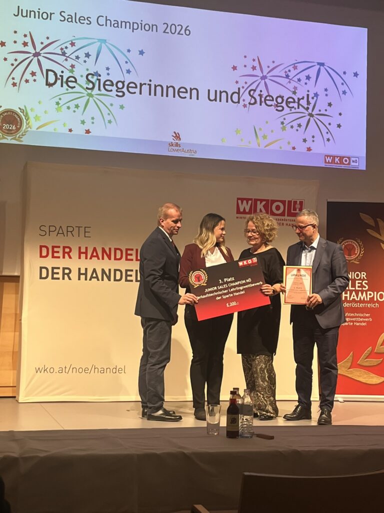 Siegerehrung auf der Bühne mit Landesrätin Mag.a Christiane Teschl-Hofmeister, Schulqualitätsmanager Mag. Johannes Tanzer sowie Kommerzialrat Christof Kastner mit Laura Luger auf dem 3. Platz