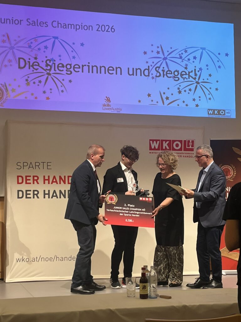 Siegerehrung auf der Bühne mit Landesrätin Mag.a Christiane Teschl-Hofmeister, Schulqualitätsmanager Mag. Johannes Tanzer sowie Kommerzialrat Christof Kastner mit Marcel Kolm auf dem 2. Platz