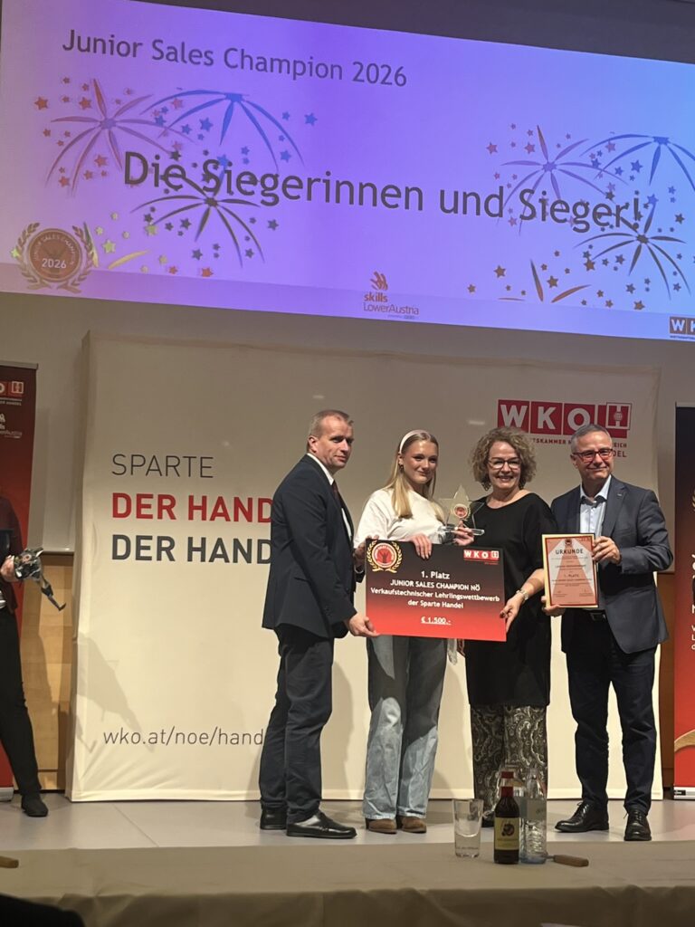 Siegerehrung auf der Bühne mit Landesrätin Mag.a Christiane Teschl-Hofmeister, Schulqualitätsmanager Mag. Johannes Tanzer sowie Kommerzialrat Christof Kastner mit Leonie Hofschweiger auf dem 1. Platz