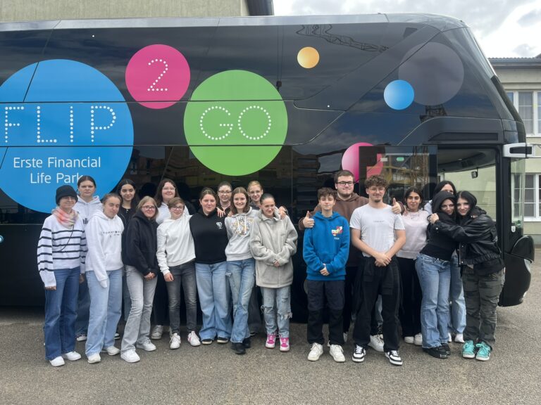 Gruppenfoto mit Schülerinnen und Schülern vor dem FLIP Bus