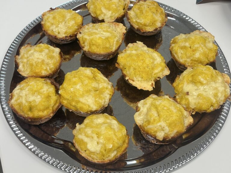 Platte mit pikanten Kürbis-Käse-Muffins