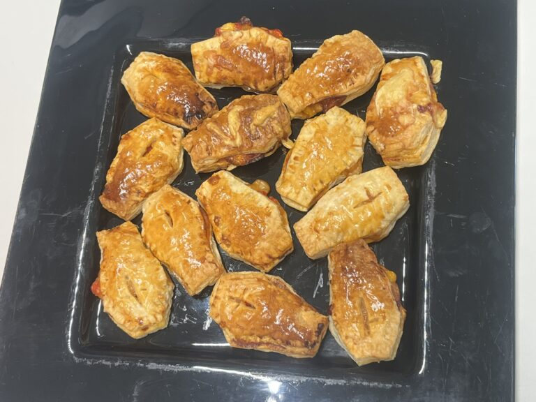 Platte mit pikanten Blätterteigtaschen in "Sarg-Form"