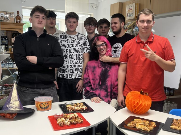 Acht Schüler stehen hinter den Tischen mit den für die Verkostung vorbereiteten Platten mit Fingerfood