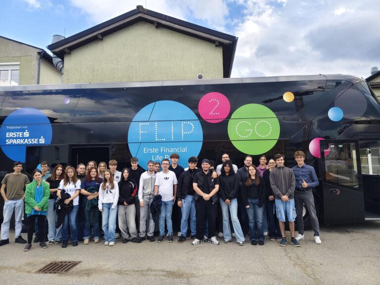 Gruppenfoto mit Schülerinnen und Schülern vor dem FLIP Bus